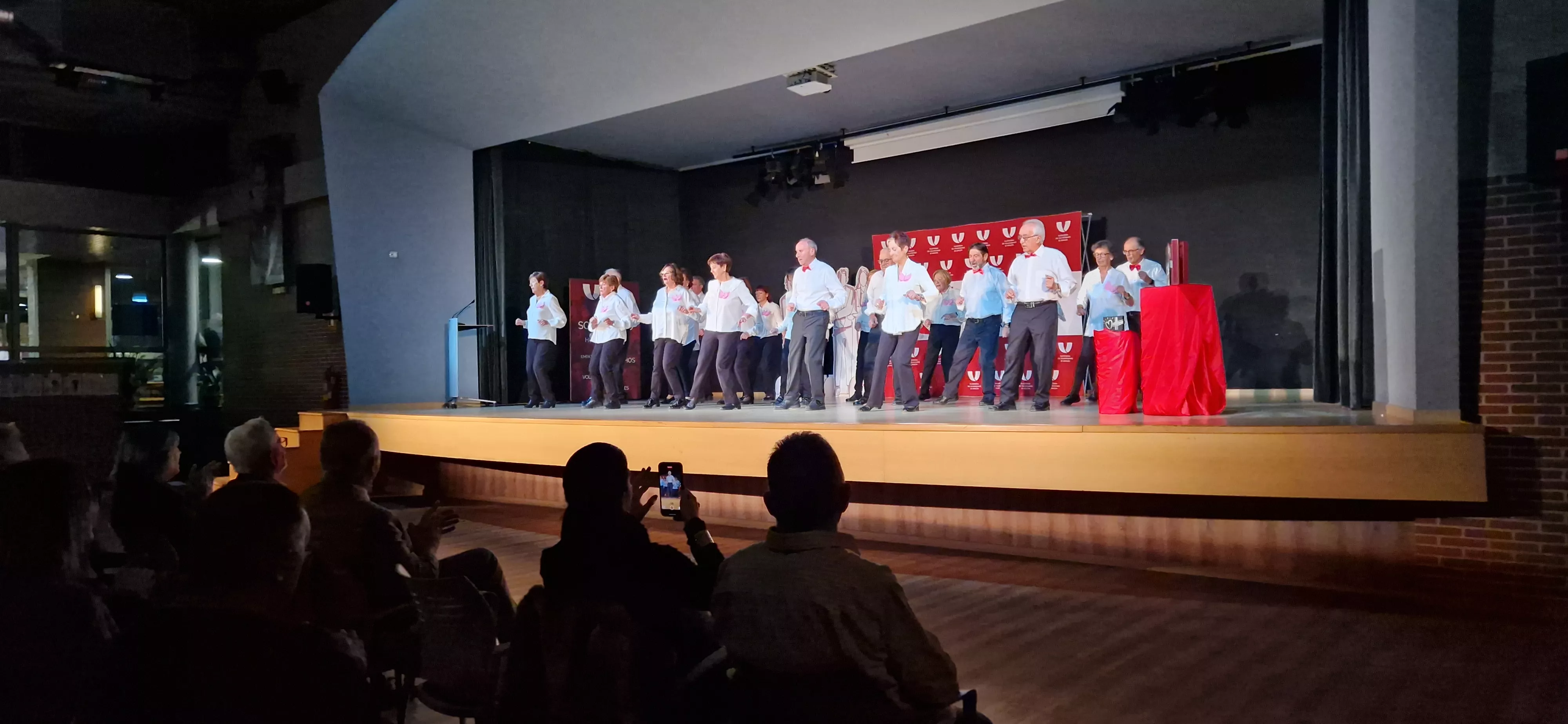 Grupo de baile del Hogar de Personas Mayores Ciudad de Huesca. Foto Myriam Martínez