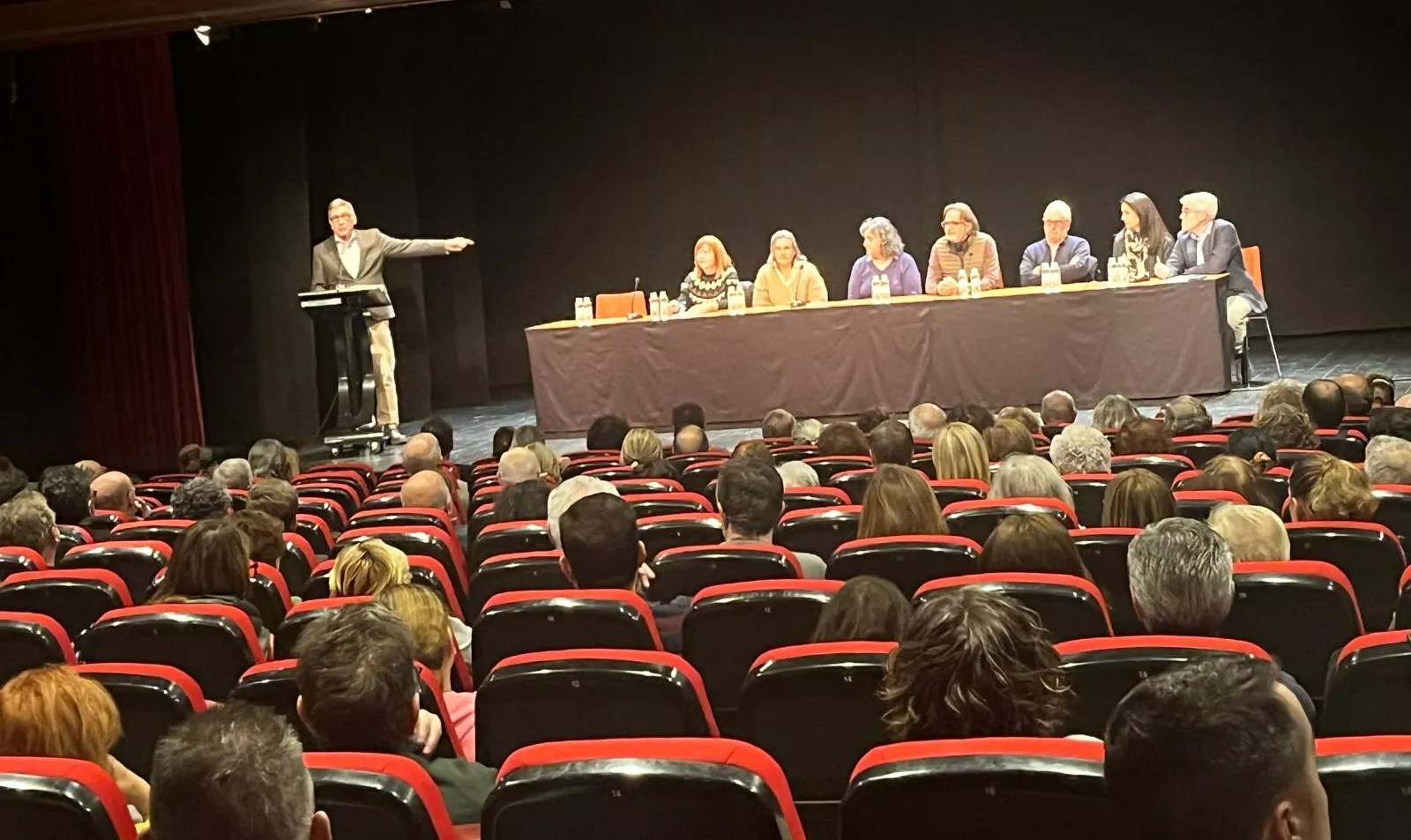 Reunión del Ayuntamiento y el arquitecto con los vecinos. Foto Mercedes Manterola