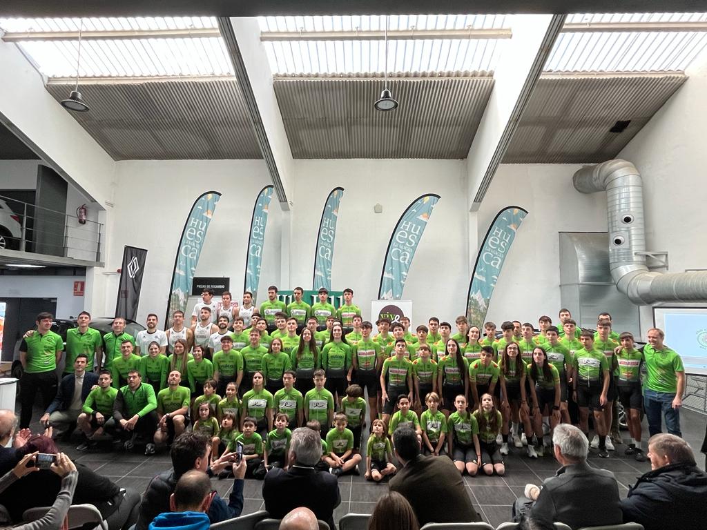 Foto de familia con el centenar de ciclistas del CC Oscense. Foto: A. Mora