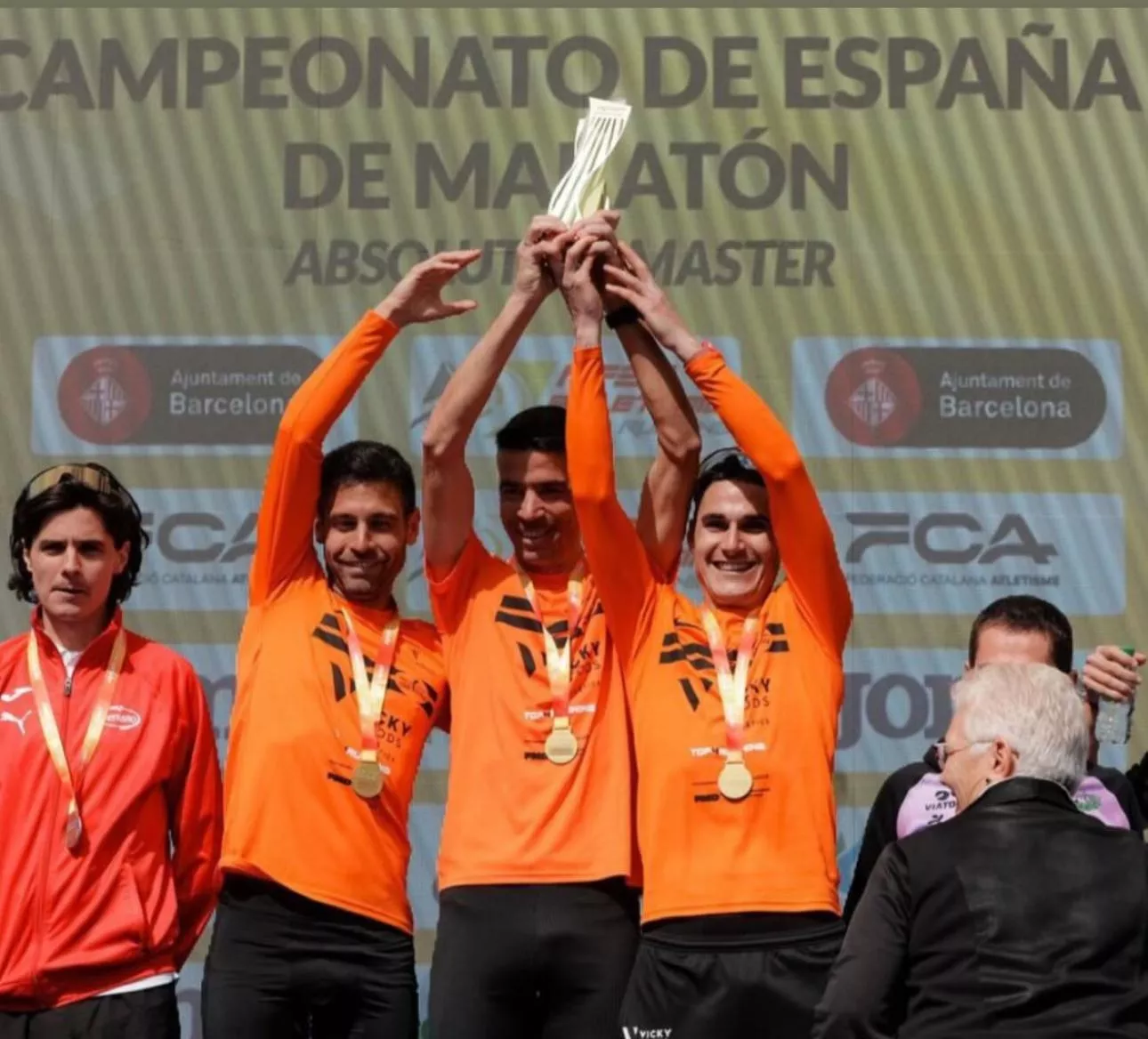 Víctor Puyuelo celebra con sus compañeros el título de campeones de España por equipos de maratón