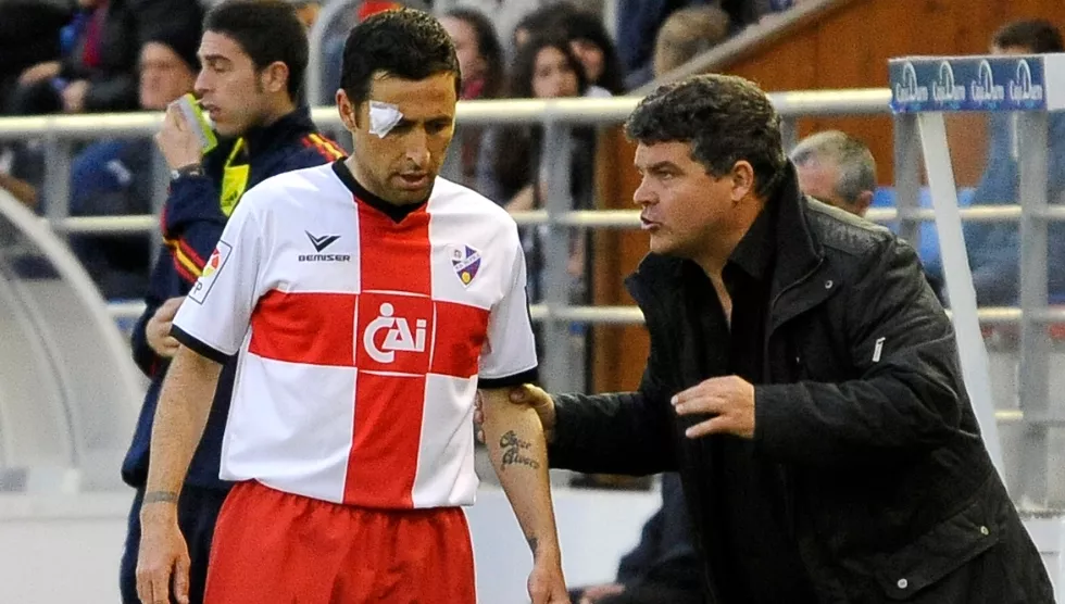 Alberto Marcos recibe una indicación de Onésimo Sánchez, entrenador del Huesca. Foto: web Real Valladolid