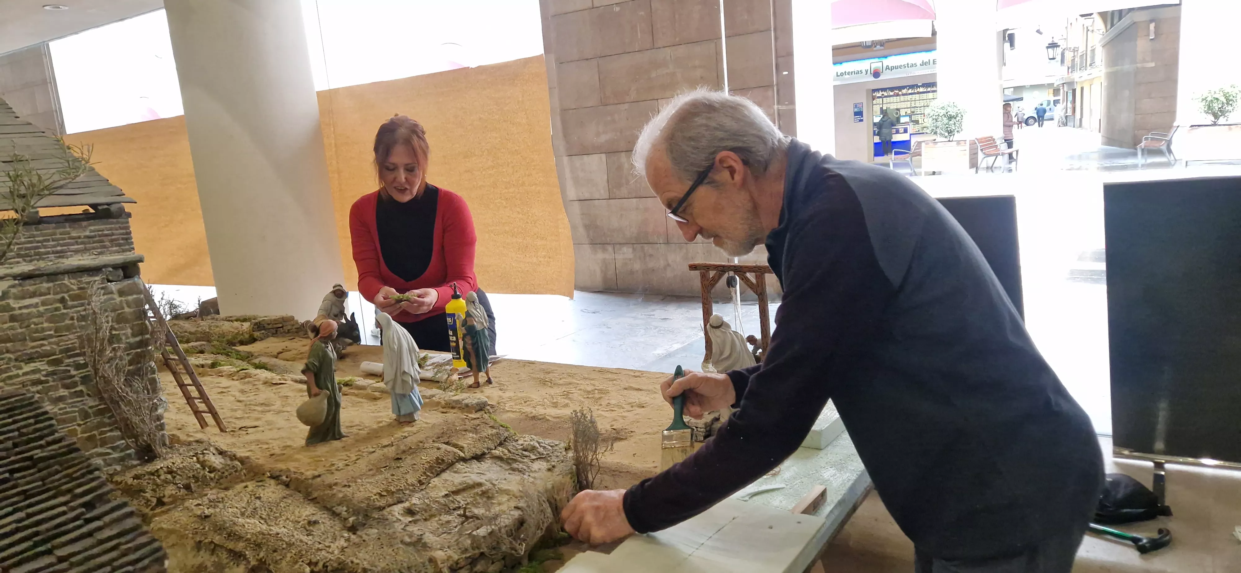 Lorenzo Ortas, ultimando el Belén de la Diputación Provincial de Huesca. Foto Myriam Martínez