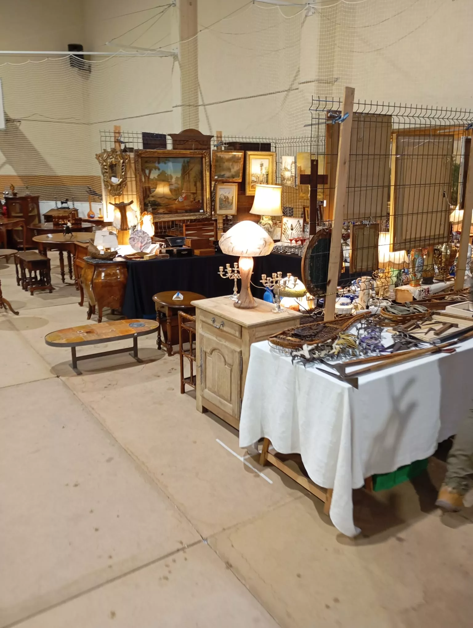 Feria de Antigüedades y Coleccionismo de Canfranc Estación.