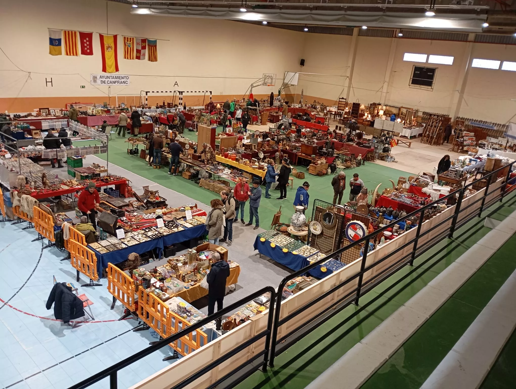 Feria de Antigüedades y Coleccionismo de Canfranc Estación.