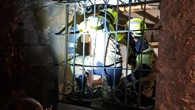 Bomberos asegurando la extinción del fuego. Bomberos asegurando la extinción del fuego.