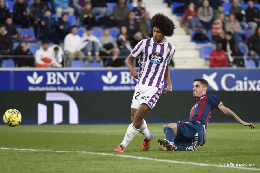 Peter anota uno de los goles ante la mirada de Julio Alonso. Foto: LaLiga