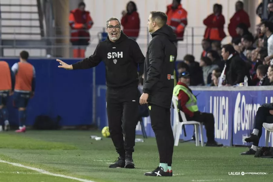 Bolo en la banda en el Huesca-Valladolid. "Si no estuviéramos dolidos, no seríamos buenos profesionales". Foto Laliga