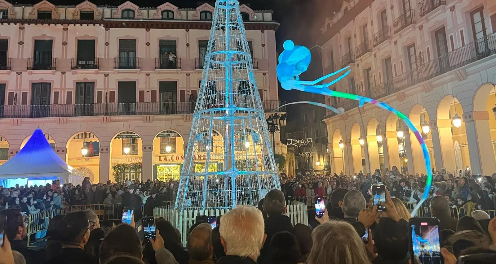 Encendido navideño en Huesca con el espectáculo de A-Taka y chocolatada. Foto Mercedes Manterola