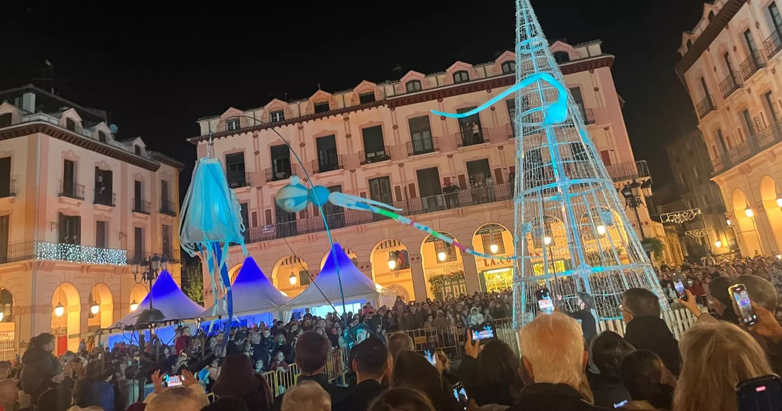 Encendido navideño en Huesca con el espectáculo de A-Taka y chocolatada. Foto Mercedes Manterola