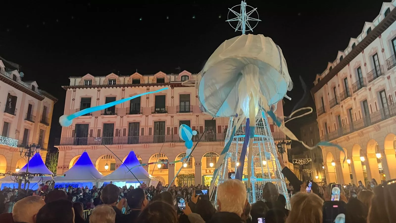 Encendido navideño en Huesca con el espectáculo de A-Taka y chocolatada. Foto Mercedes Manterola