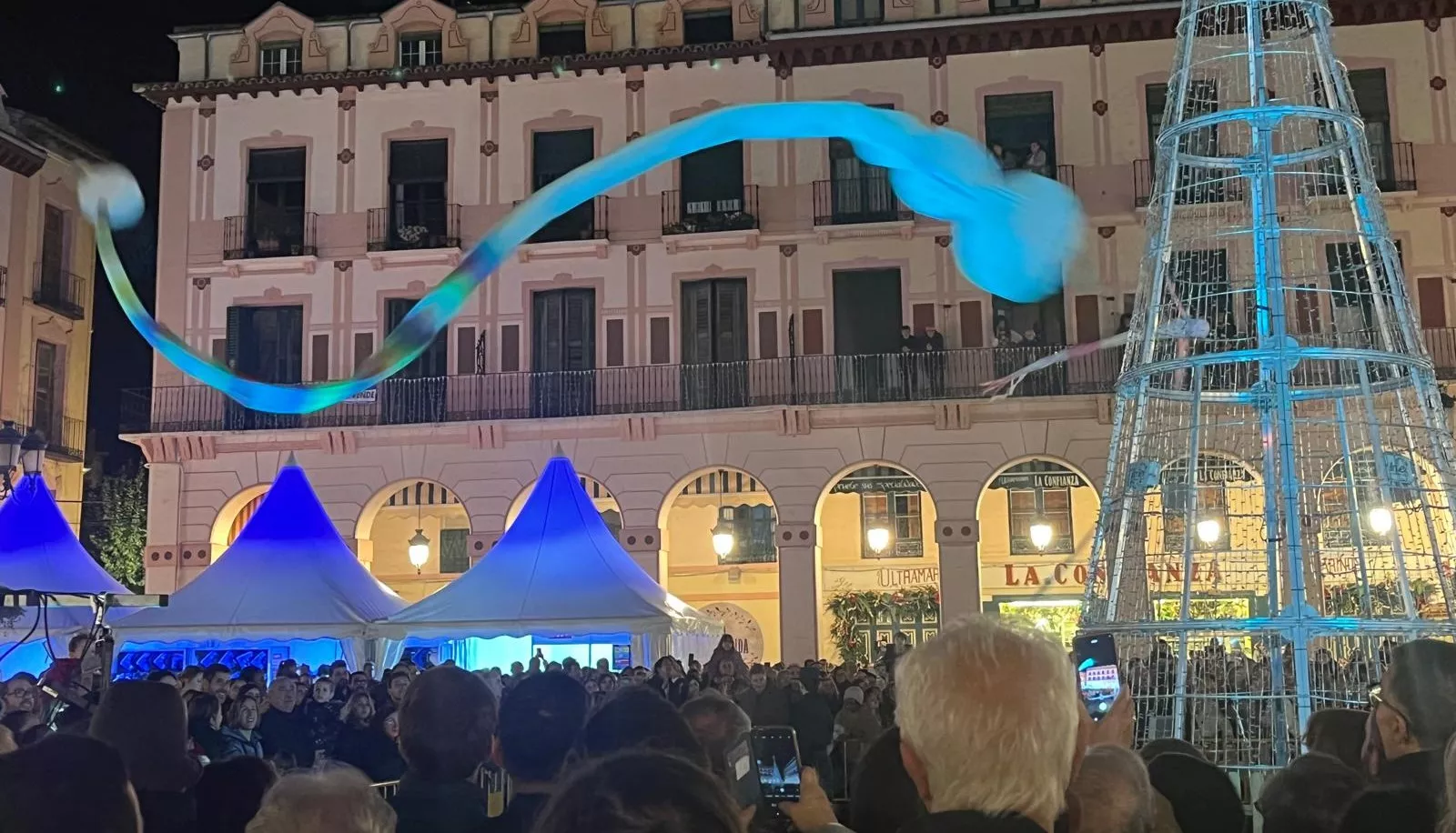 Encendido navideño en Huesca con el espectáculo de A-Taka y chocolatada. Foto Mercedes Manterola