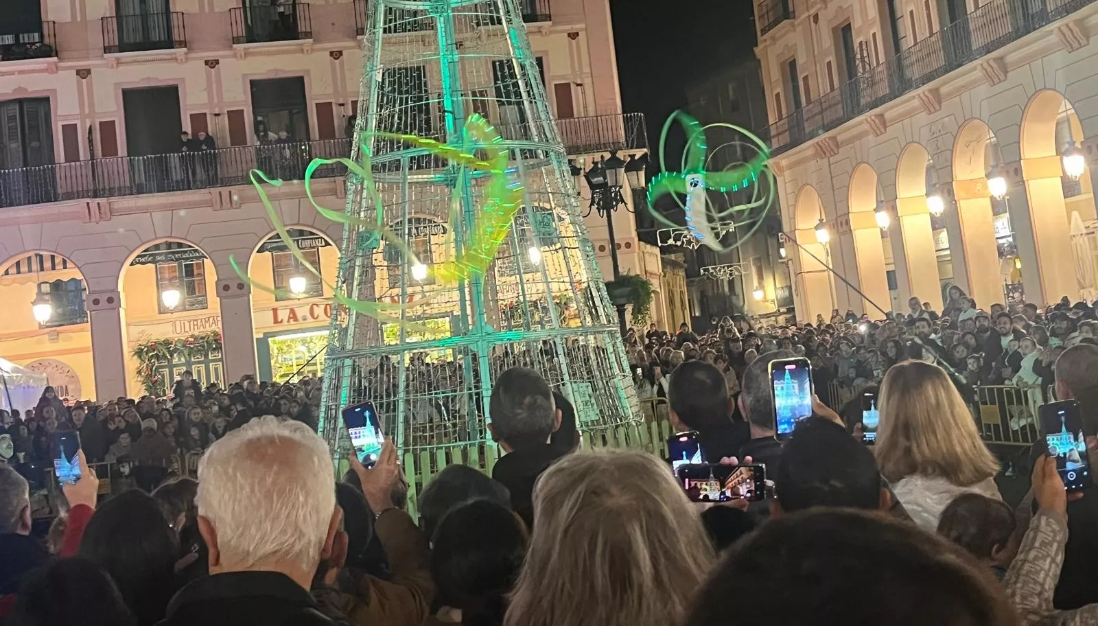 Encendido navideño en Huesca con el espectáculo de A-Taka y chocolatada. Foto Mercedes Manterola