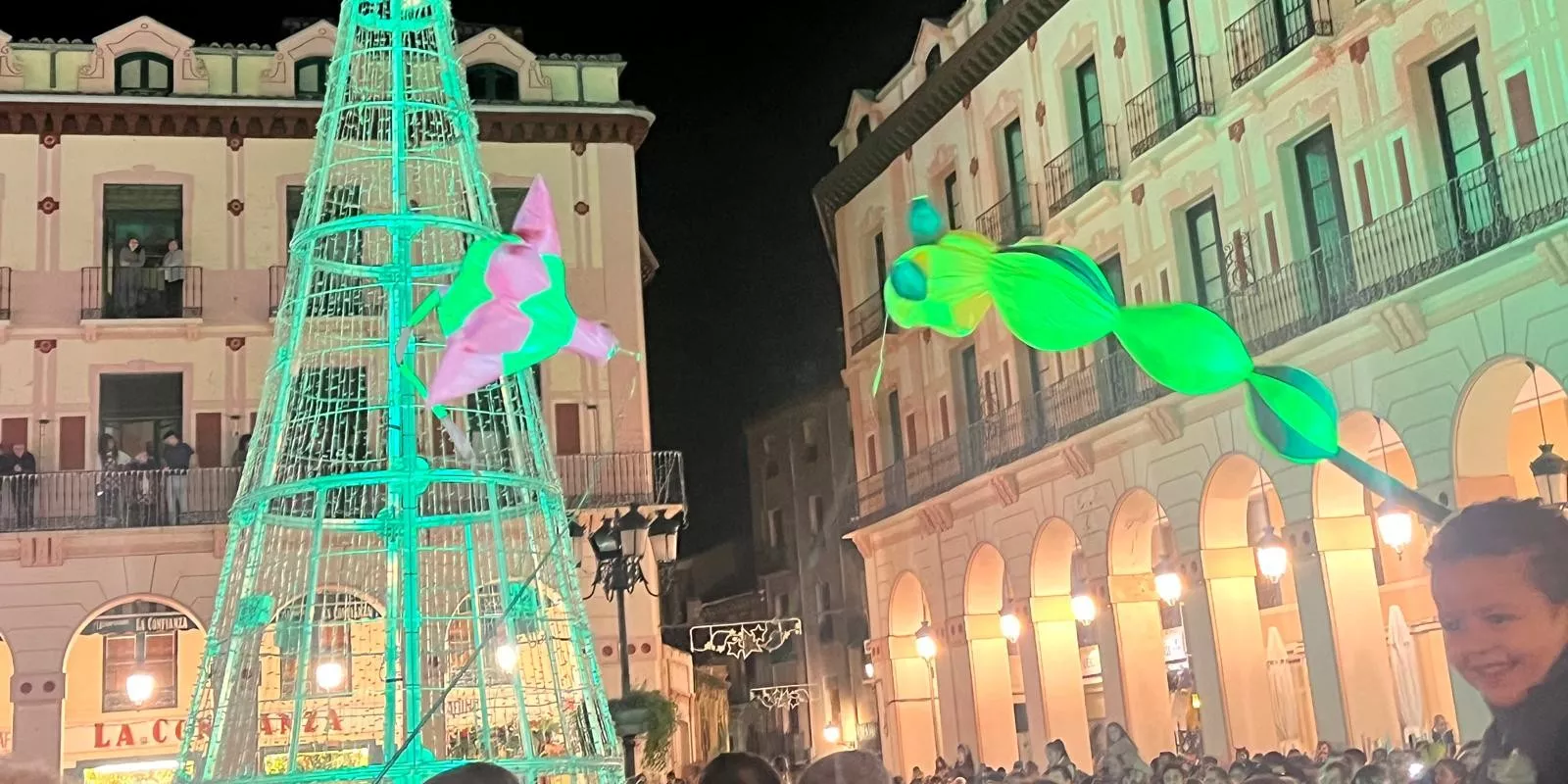 Encendido navideño en Huesca con el espectáculo de A-Taka y chocolatada. Foto Mercedes Manterola