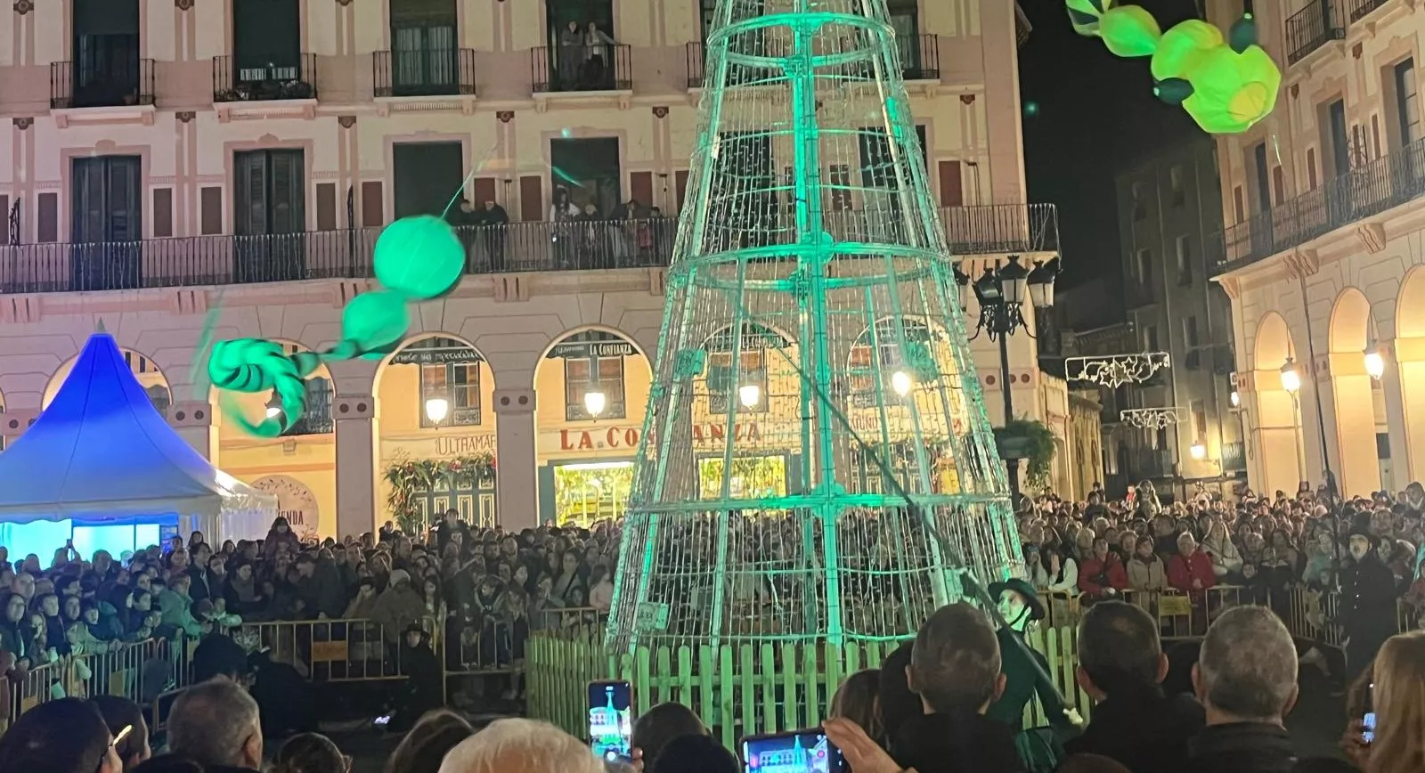 Encendido navideño en Huesca con el espectáculo de A-Taka y chocolatada. Foto Mercedes Manterola