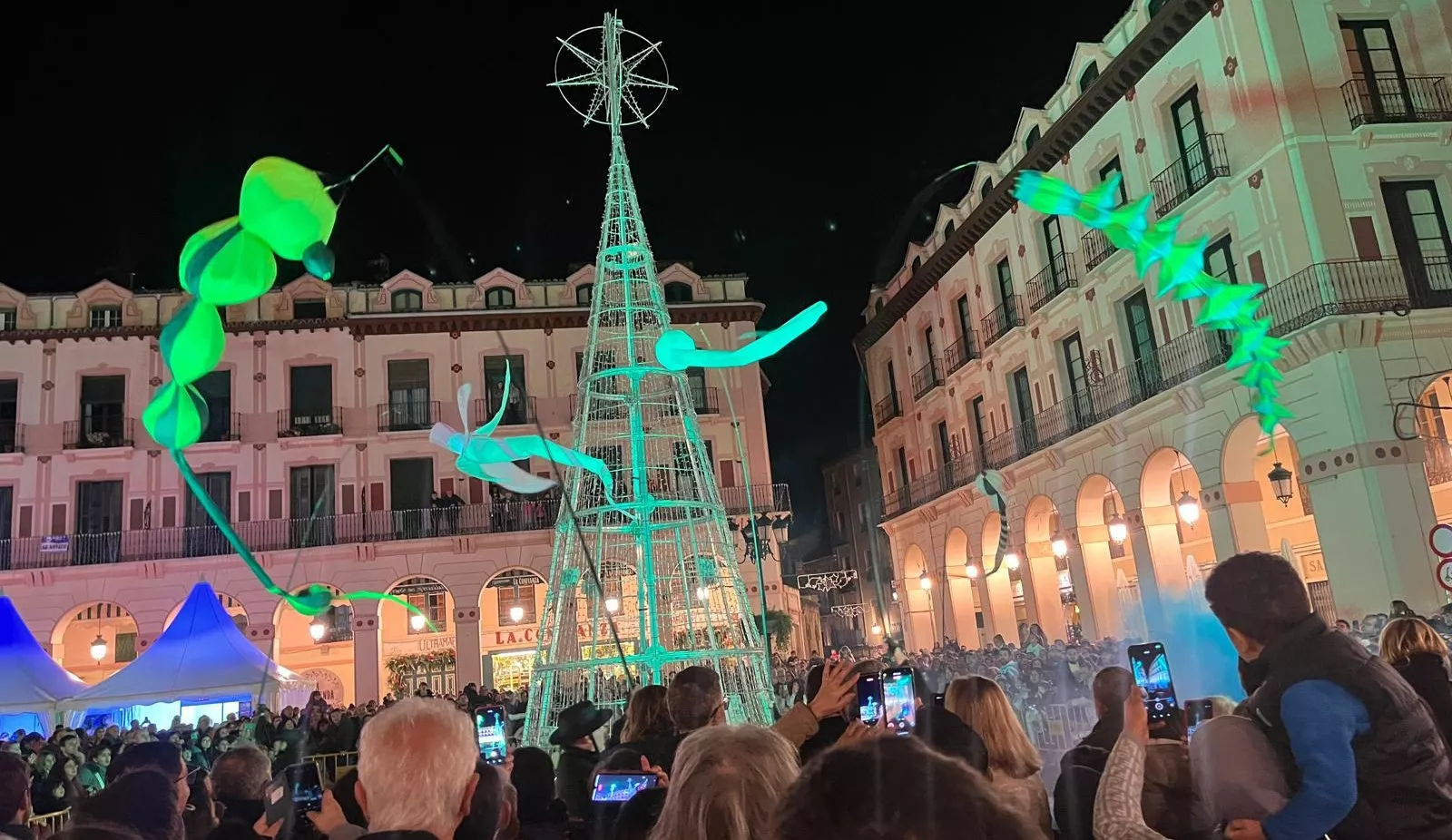 Encendido navideño en Huesca con el espectáculo de A-Taka y chocolatada. Foto Mercedes Manterola