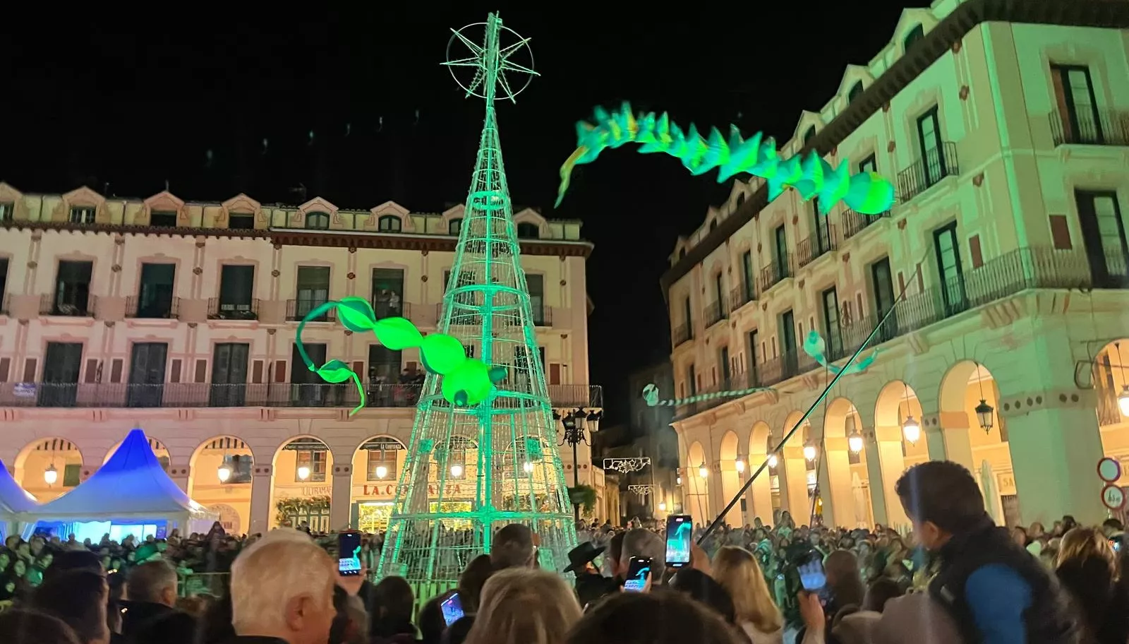 Encendido navideño en Huesca con el espectáculo de A-Taka y chocolatada. Foto Mercedes Manterola