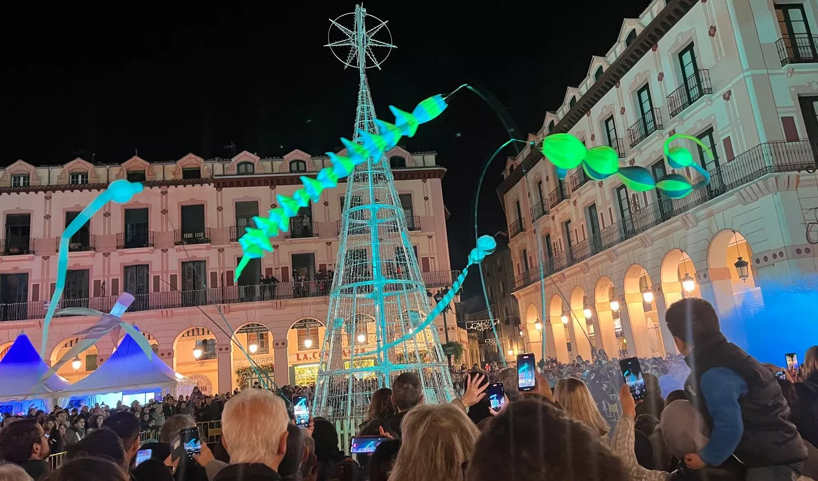 Encendido navideño en Huesca con el espectáculo de A-Taka y chocolatada. Foto Mercedes Manterola