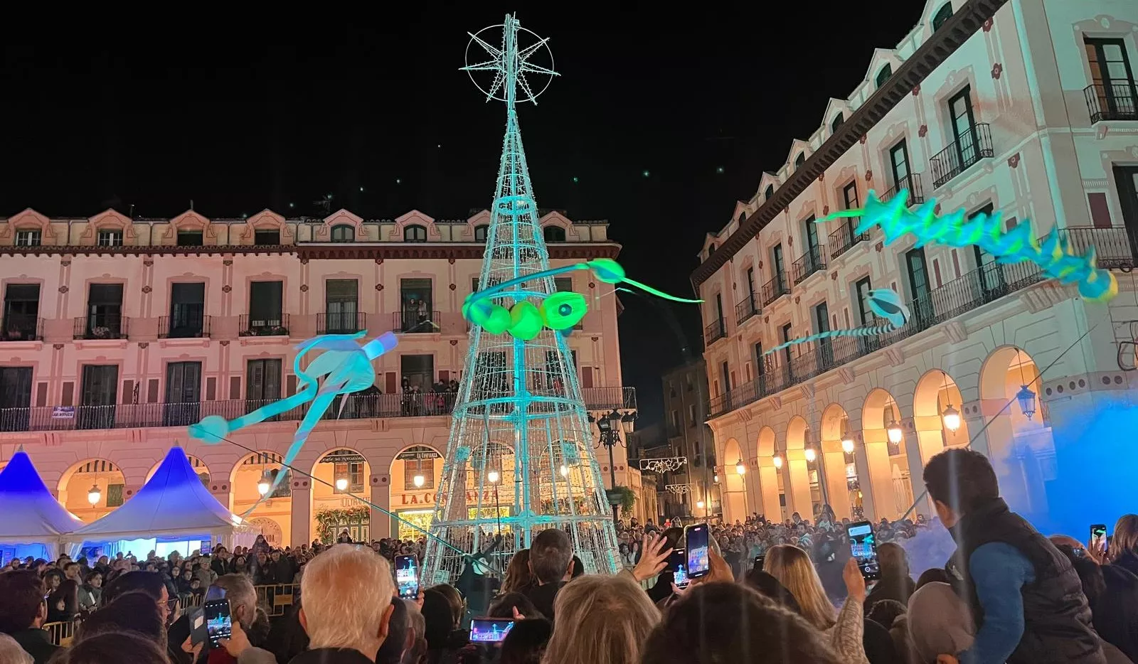 Encendido navideño en Huesca con el espectáculo de A-Taka y chocolatada. Foto Mercedes Manterola