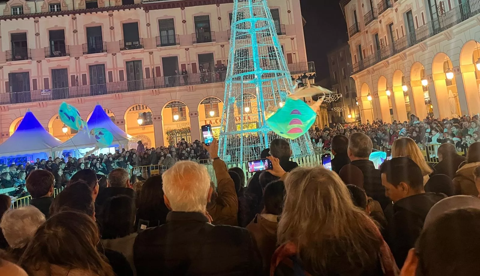 Encendido navideño en Huesca con el espectáculo de A-Taka y chocolatada. Foto Mercedes Manterola