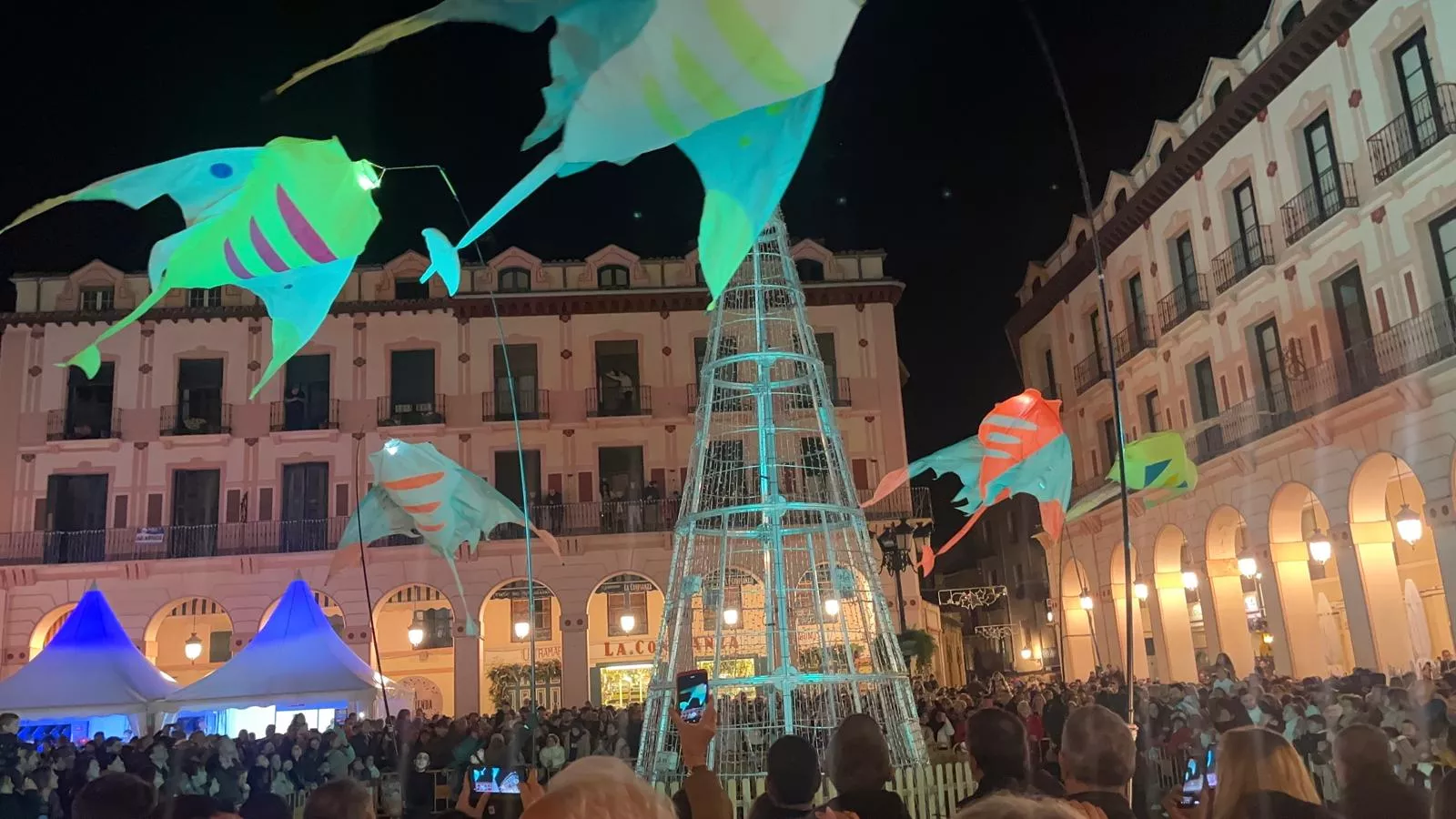 Encendido navideño en Huesca con el espectáculo de A-Taka y chocolatada. Foto Mercedes Manterola