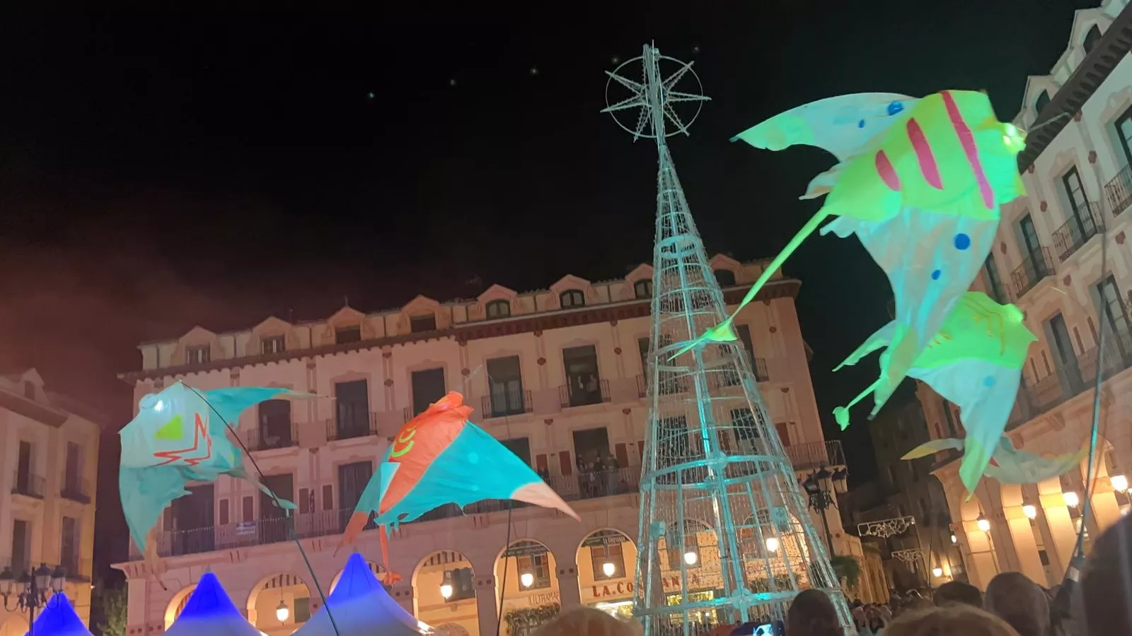 Encendido navideño en Huesca con el espectáculo de A-Taka y chocolatada. Foto Mercedes Manterola)