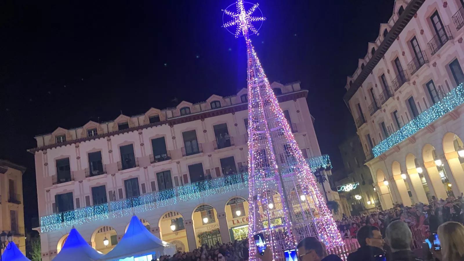 Encendido navideño en Huesca con el espectáculo de A-Taka y chocolatada. Foto Mercedes Manterola