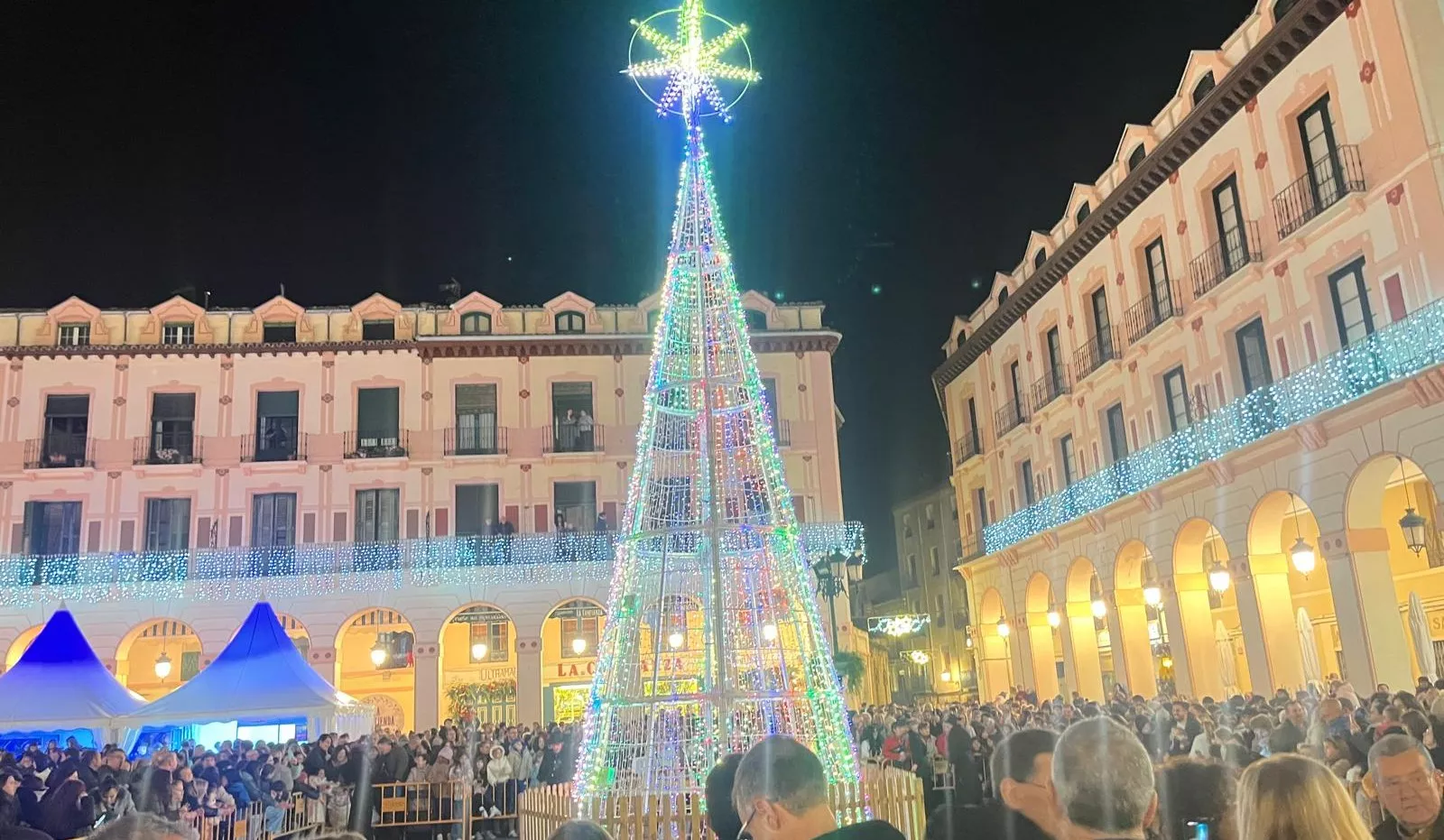 Encendido navideño en Huesca con el espectáculo de A-Taka y chocolatada. Foto Mercedes Manterola