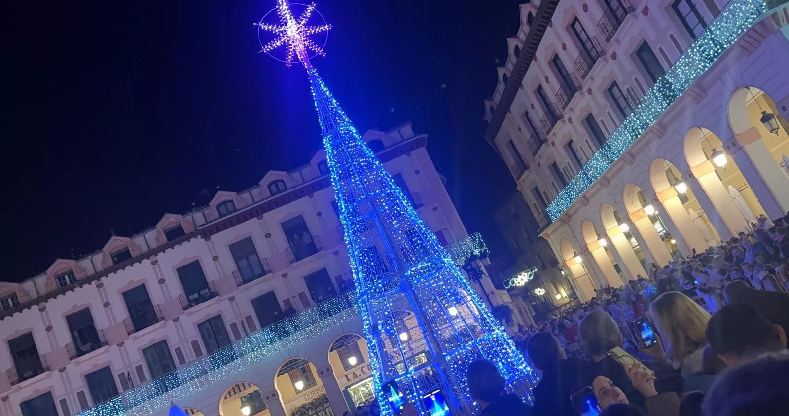 Encendido navideño en Huesca con el espectáculo de A-Taka y chocolatada. Foto Mercedes Manterola