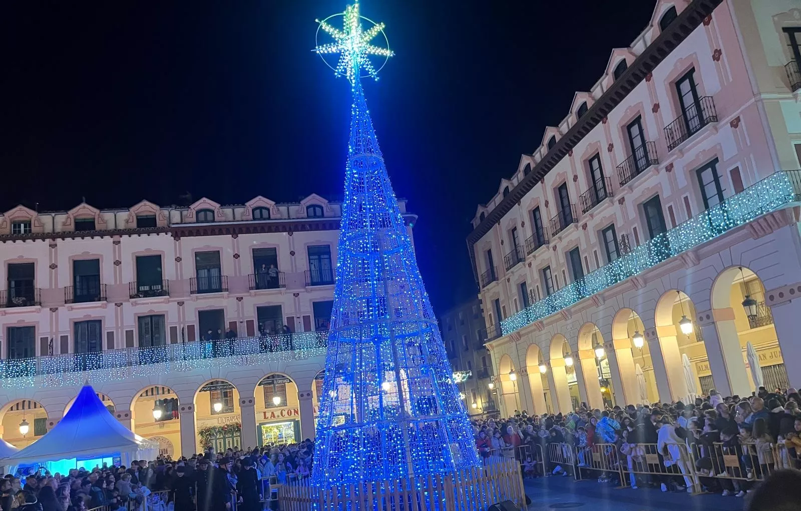 Encendido navideño en Huesca con el espectáculo de A-Taka y chocolatada. Foto Mercedes Manterola