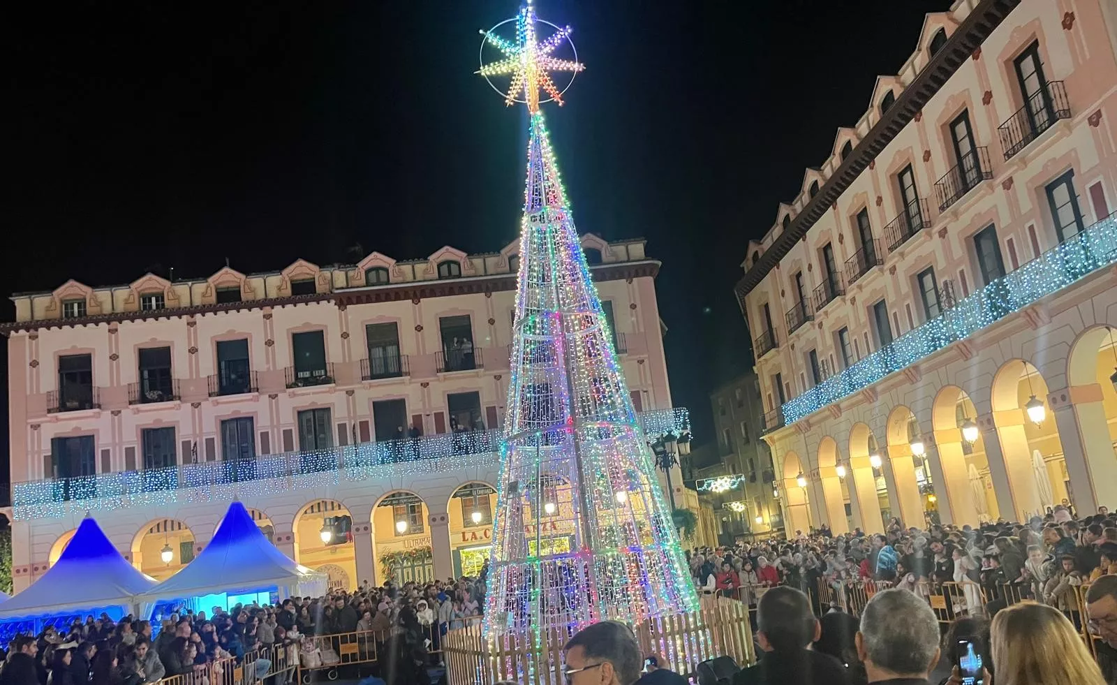 Encendido navideño en Huesca con el espectáculo de A-Taka y chocolatada. Foto Mercedes Manterola
