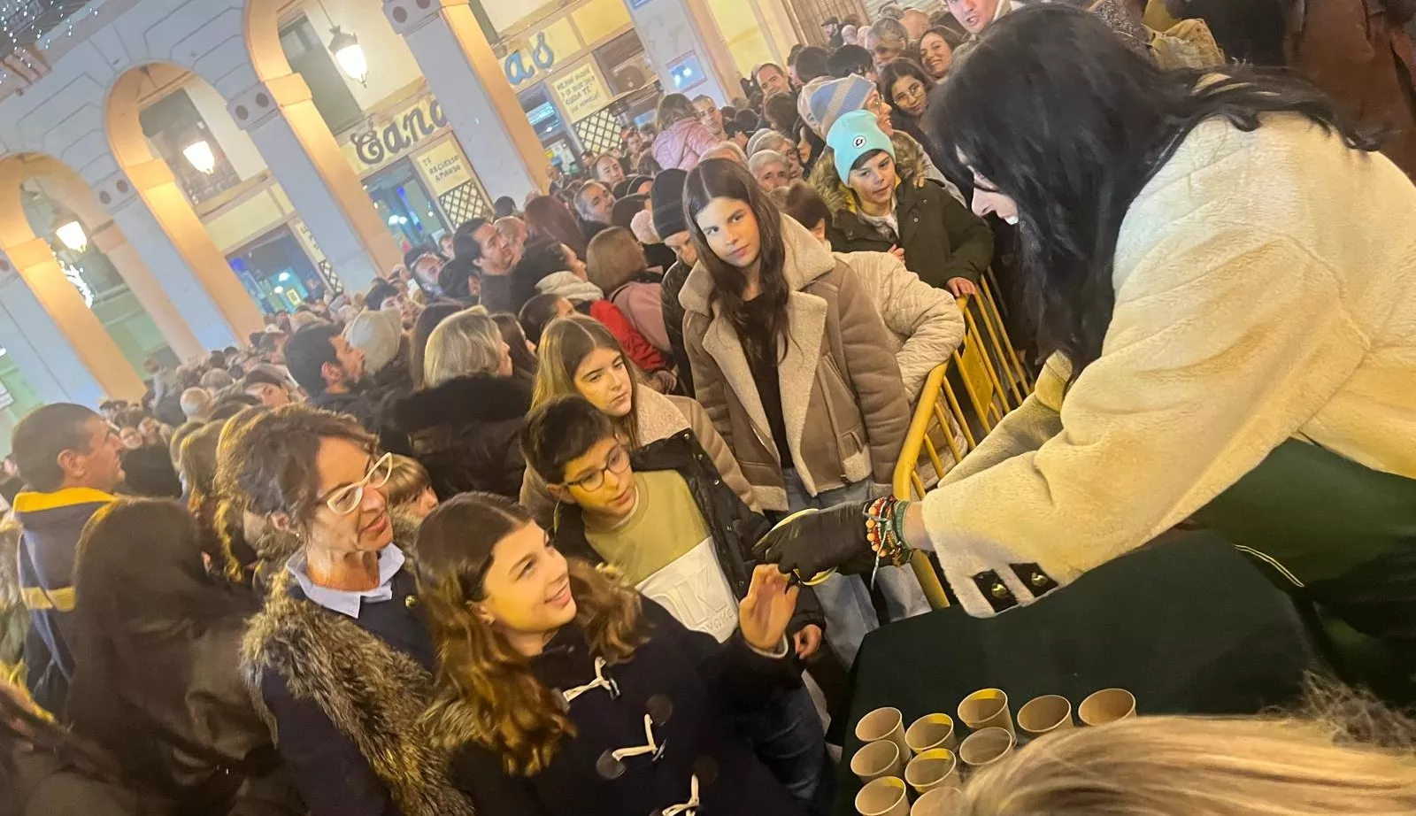 Encendido navideño en Huesca con el espectáculo de A-Taka y chocolatada. Foto Mercedes Manterola