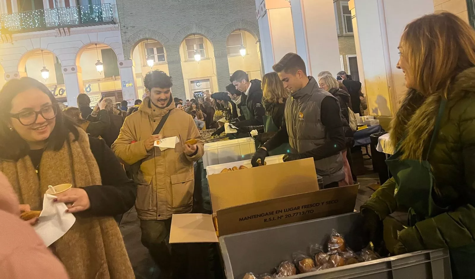 Encendido navideño en Huesca con el espectáculo de A-Taka y chocolatada. Foto Mercedes Manterola