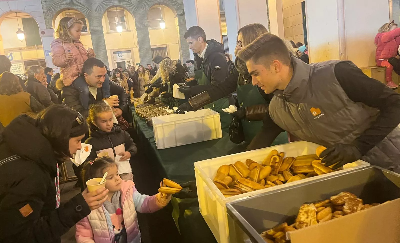 Encendido navideño en Huesca con el espectáculo de A-Taka y chocolatada. Foto Mercedes Manterola