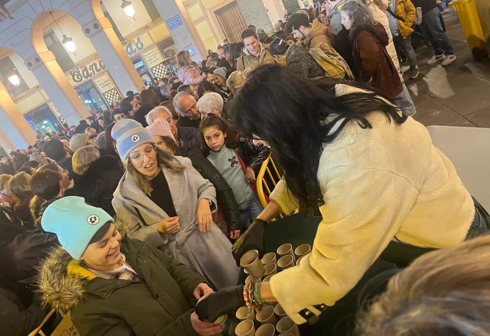 Encendido navideño en Huesca con el espectáculo de A-Taka y chocolatada. Foto Mercedes Manterola