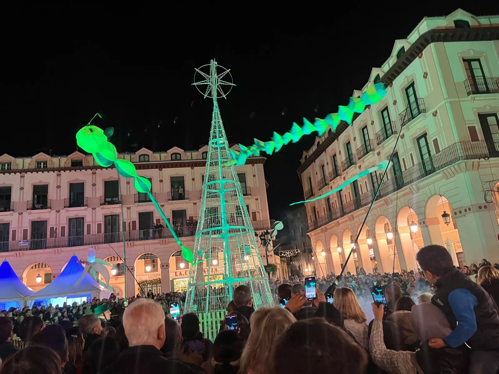Huesca enciende la Navidad con los mejores deseos para los vecinos de la plaza Santa Clara.