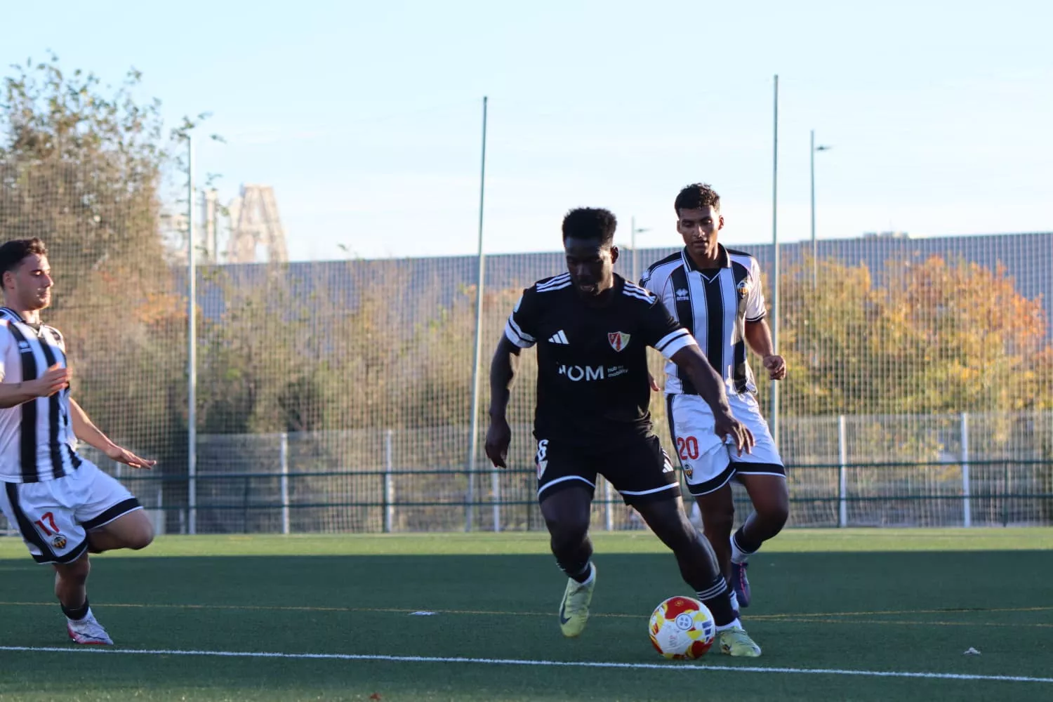 Ibra, jugador del Barbastro, conduce un balón contra el Castellón B.