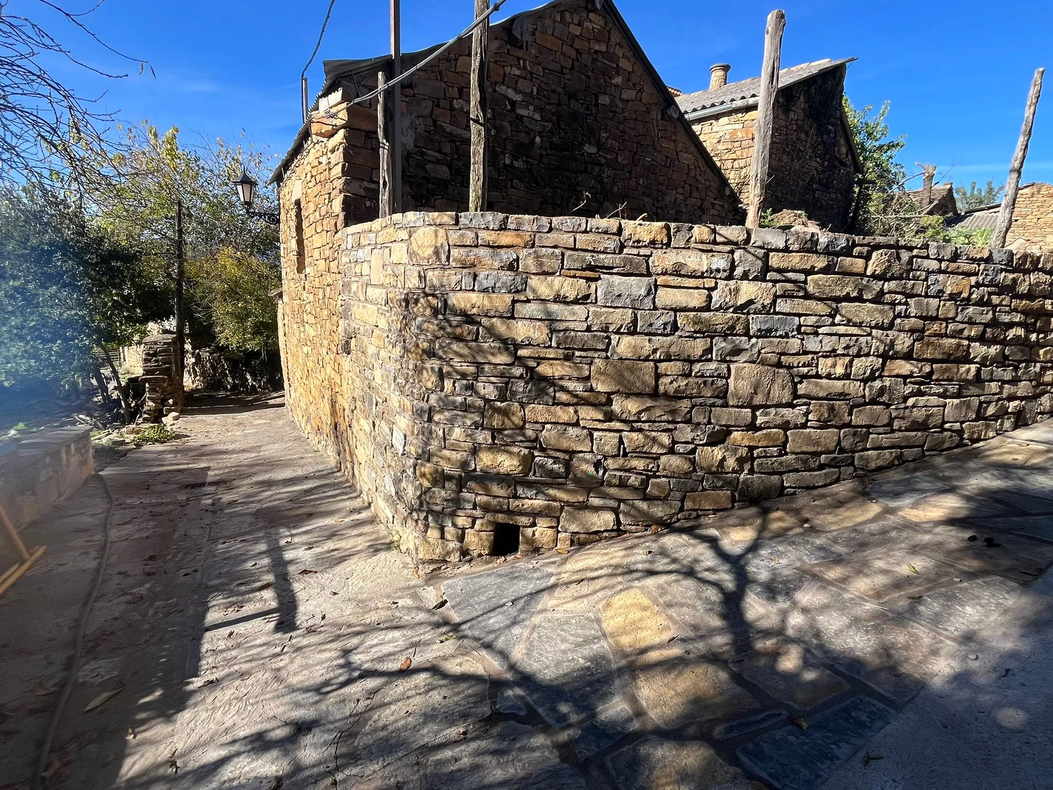 Pavimentación El Soto en el término municipal de El Pueyo de Araguás.