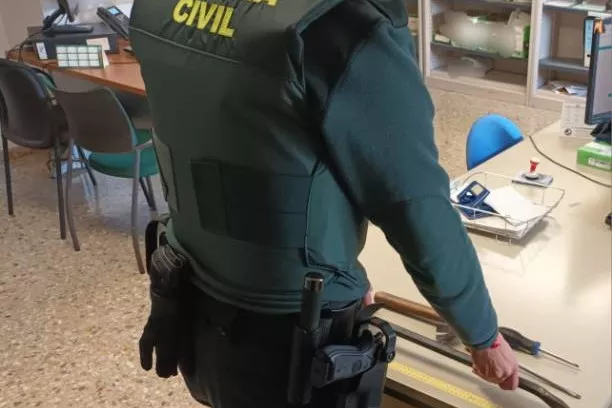 Un Guardia Civil con parte del material incautado en Fraga