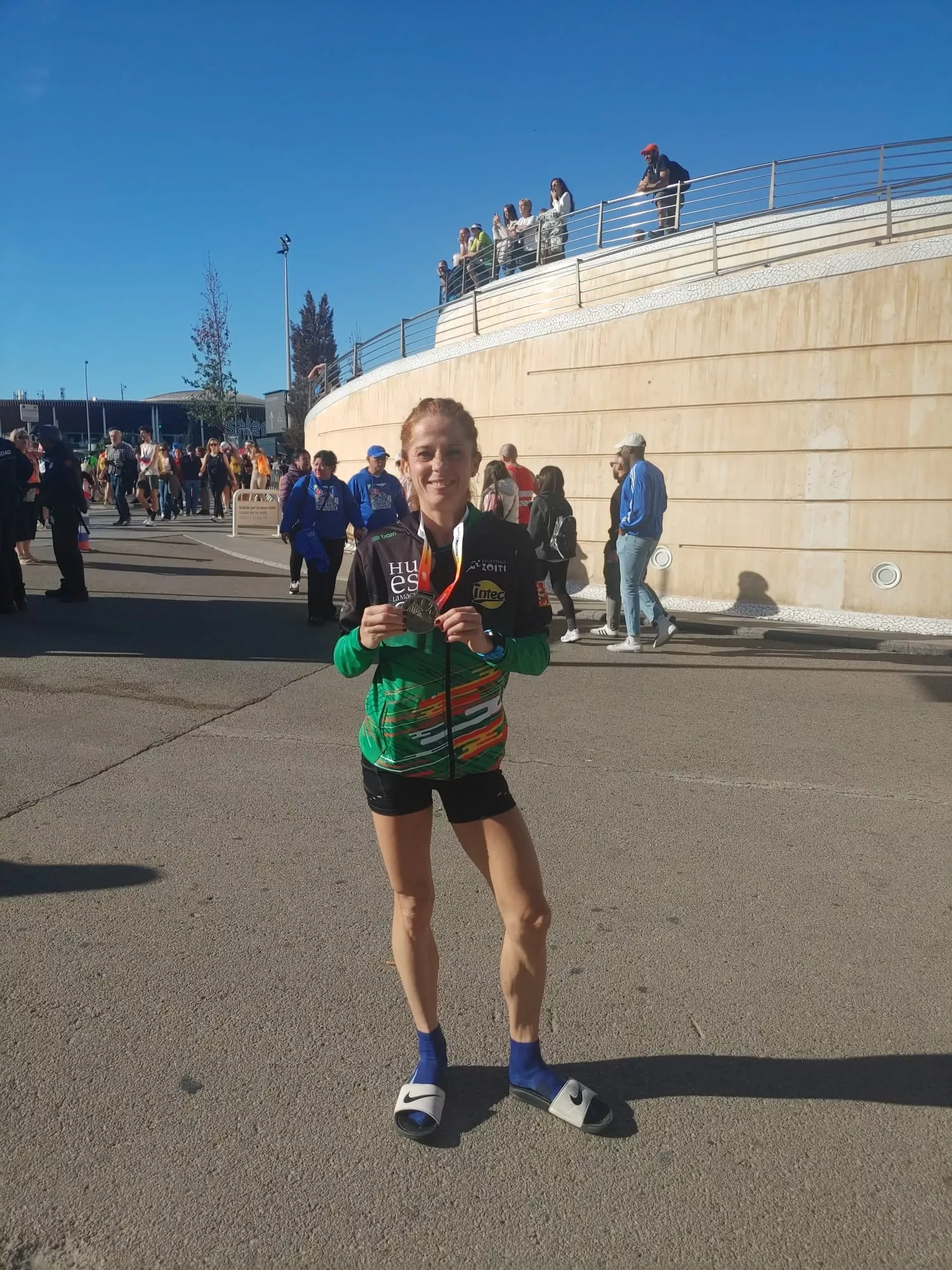 Bea Martínez, con su medalla finisher tras la carrera. Bea Martínez, con su medalla finisher tras la carrera.