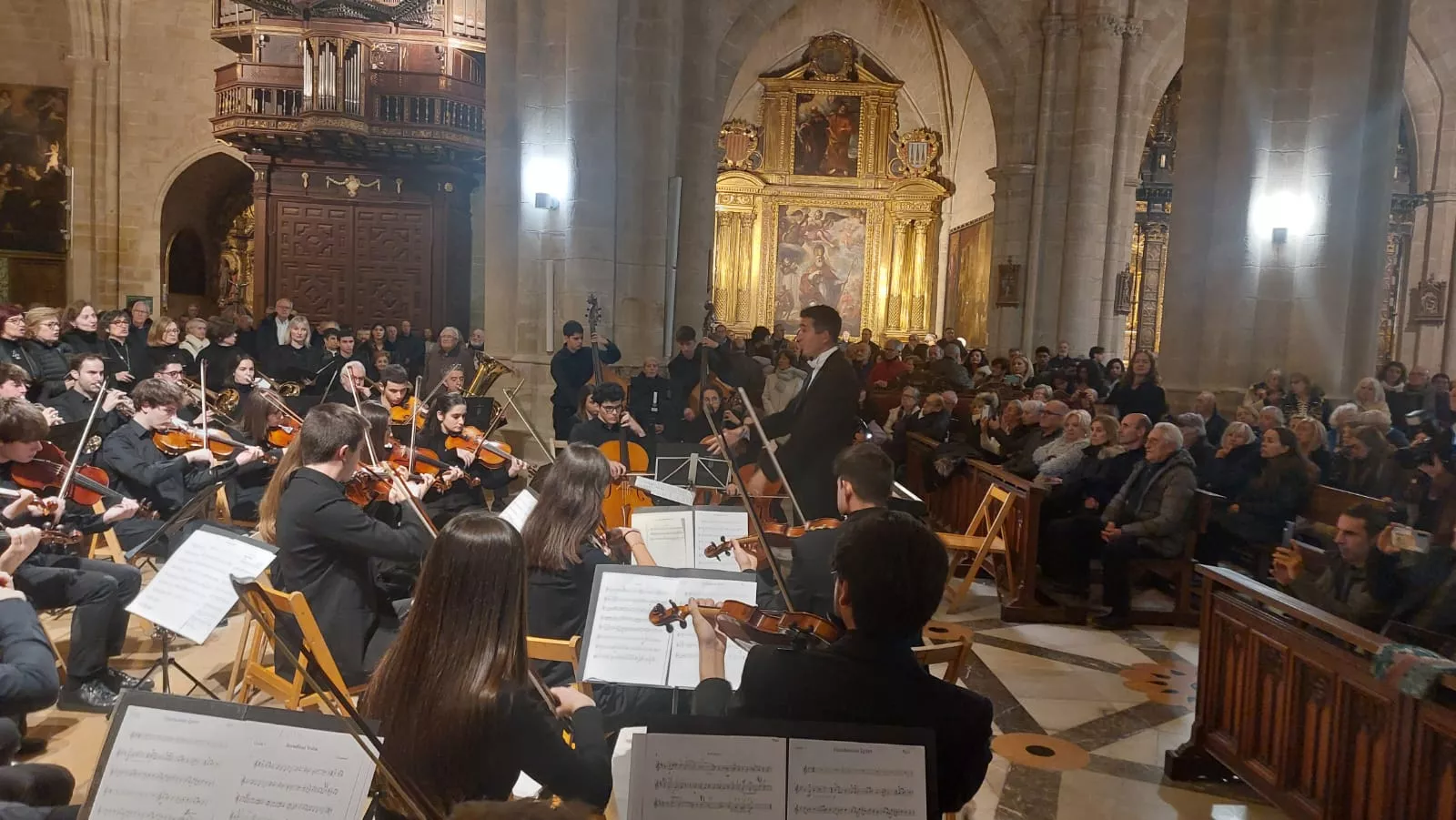 Orquesta, coro y corales, solistas y el director, en comunión con los feligreses en el Tota Pulchra