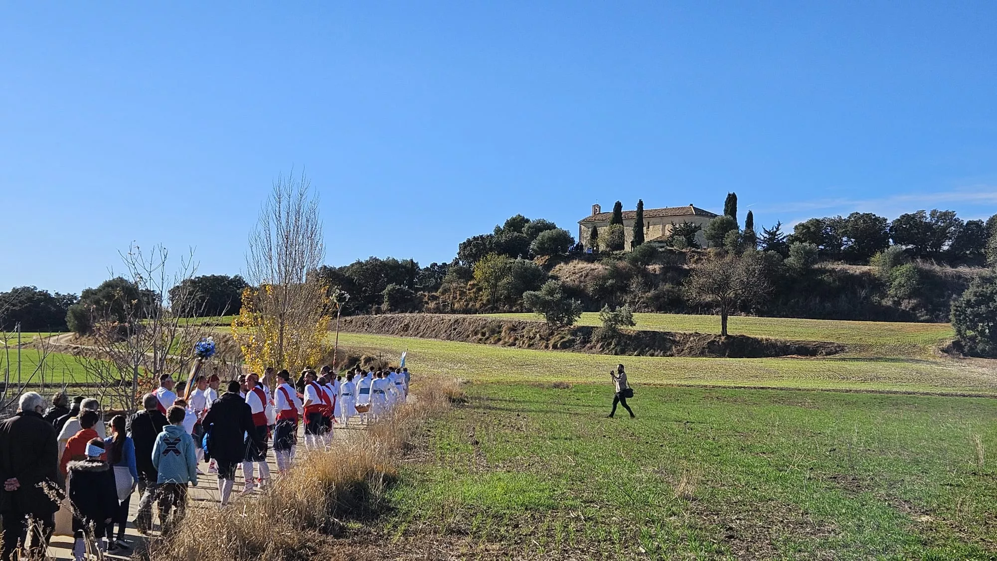 Apiés, con los Danzantes en cabeza, camina hacia la Ermita de la Purísima. Apiés, con los Danzantes en cabeza, camina hacia la Ermita de la Purísima.