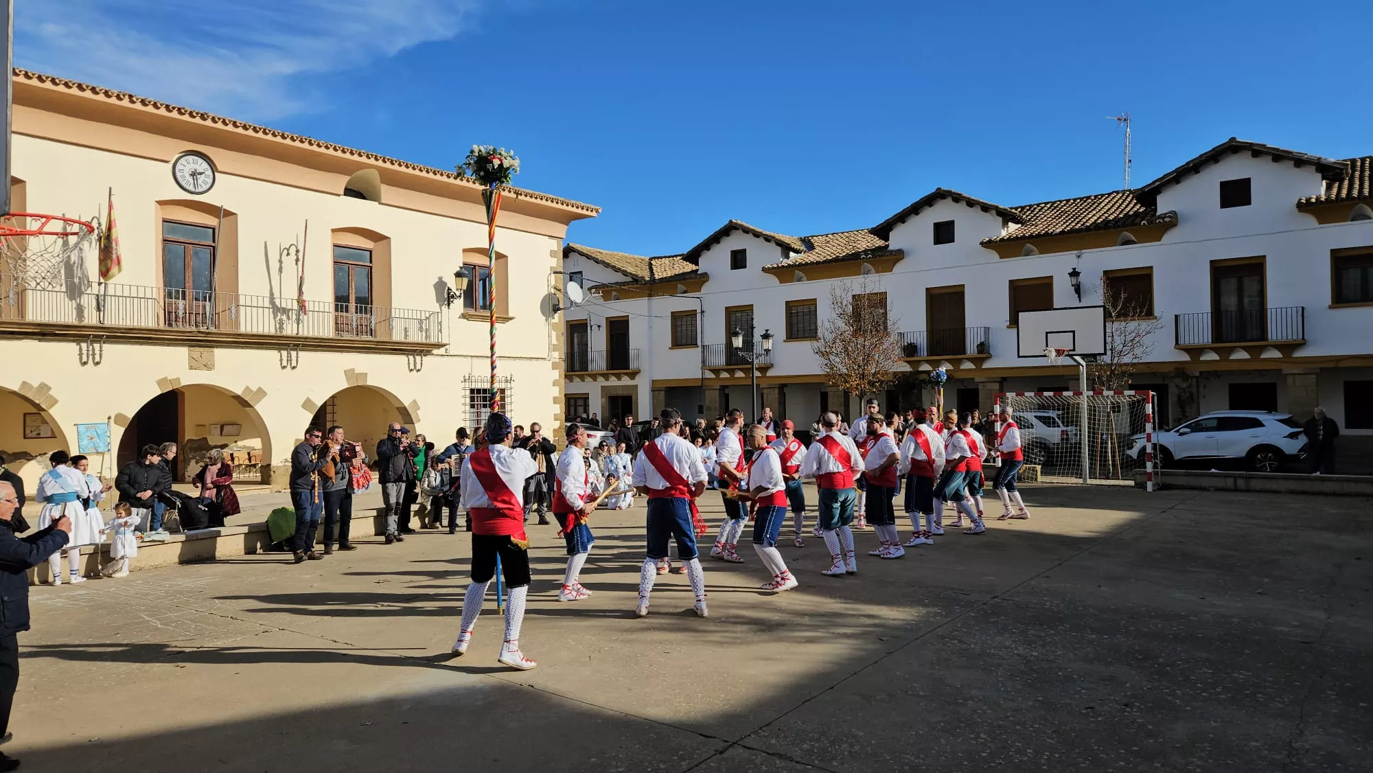  Danzantes de Apiés en la fiesta de la Inmaculada