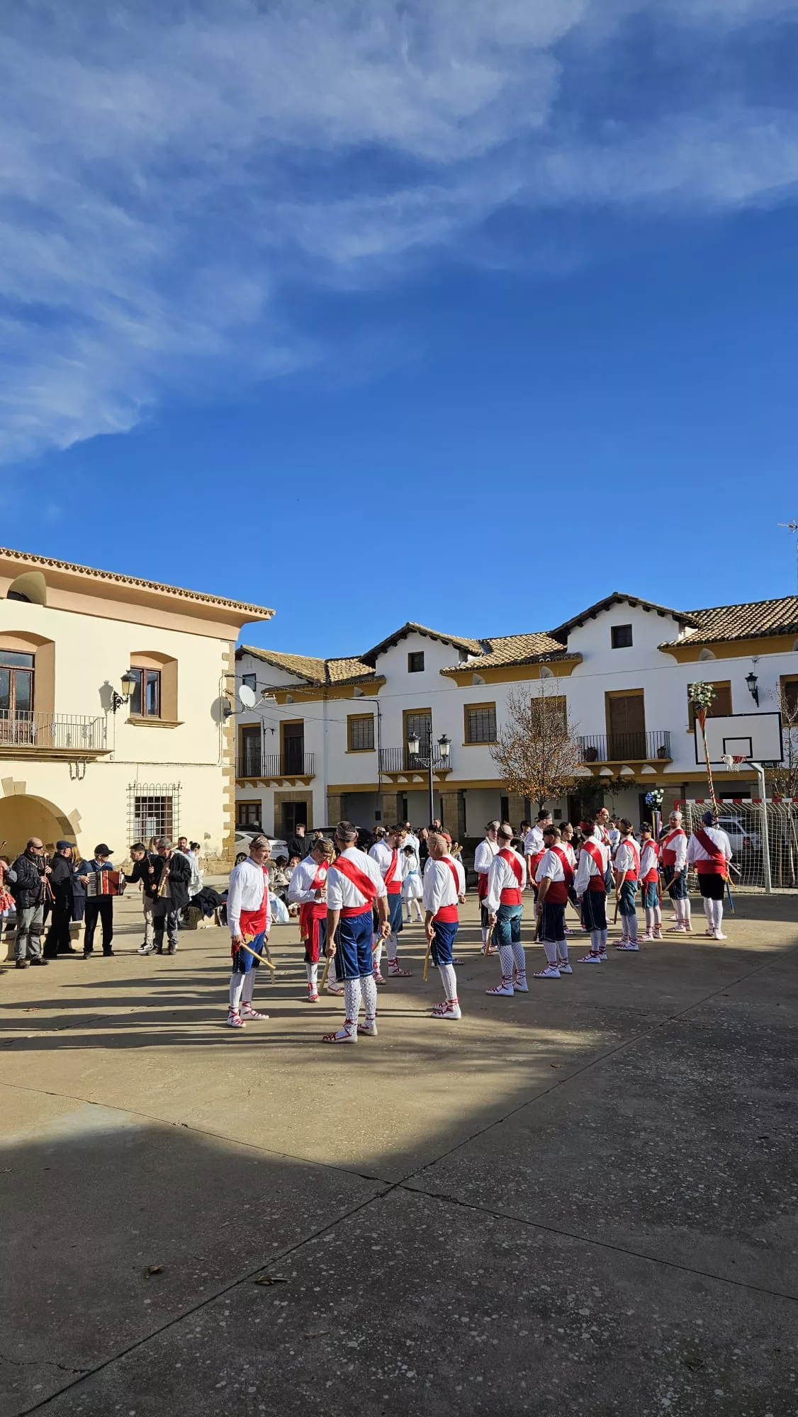  Danzantes de Apiés en la fiesta de la Inmaculada