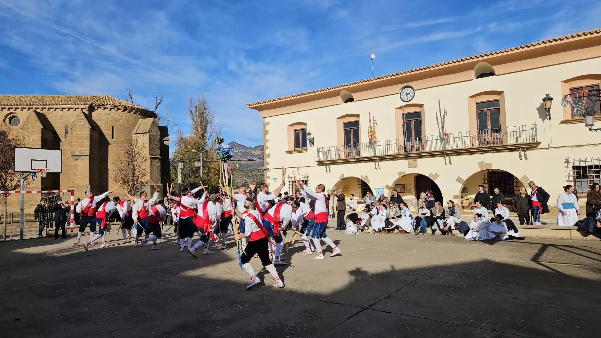  Danzantes de Apiés en la fiesta de la Inmaculada