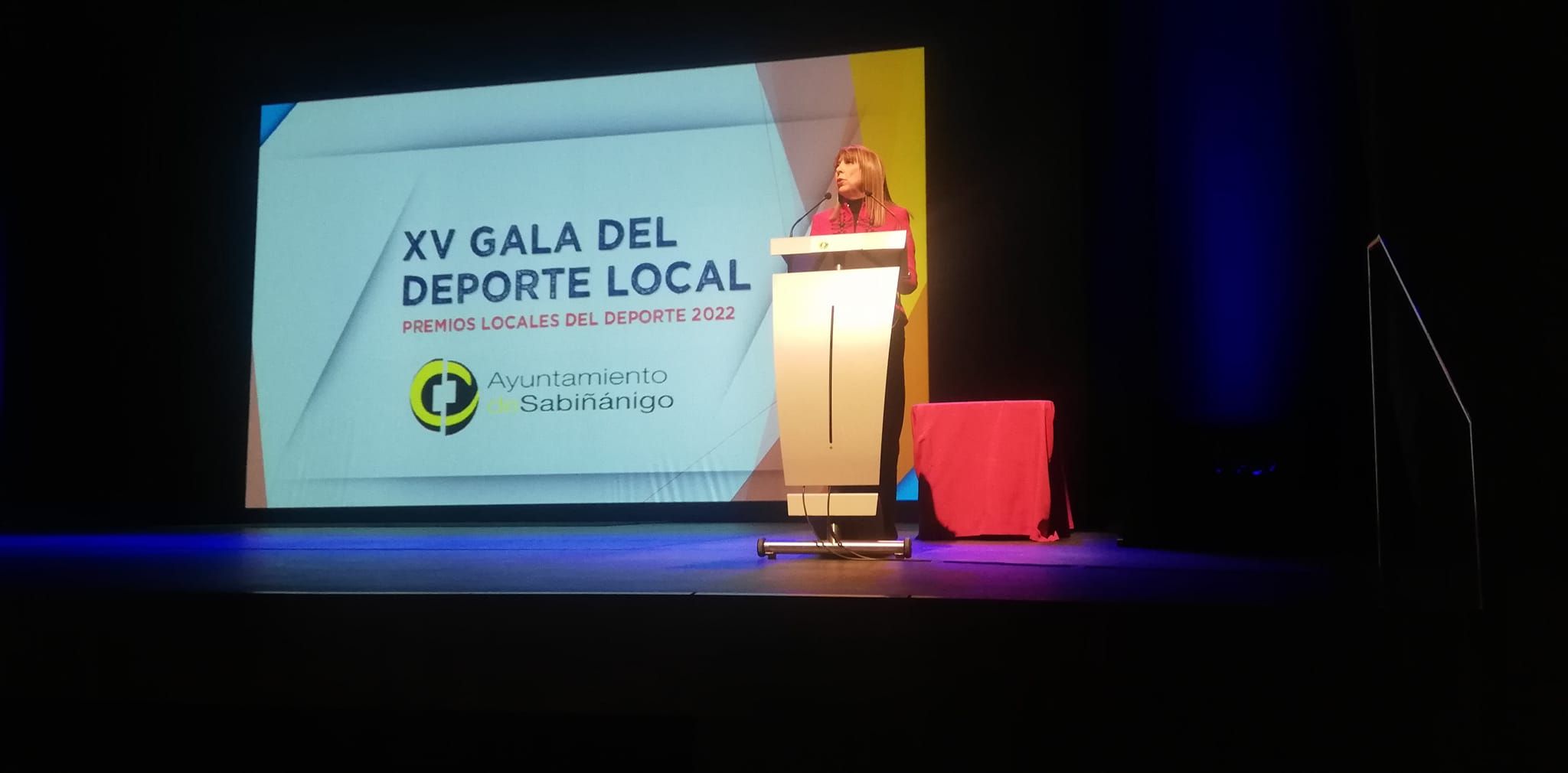 La alcaldesa de Sabiñánigo, Berta Fernández, durante el cierre de la Gala del Deporte. Foto Deporte Cantera Sabiñánigo