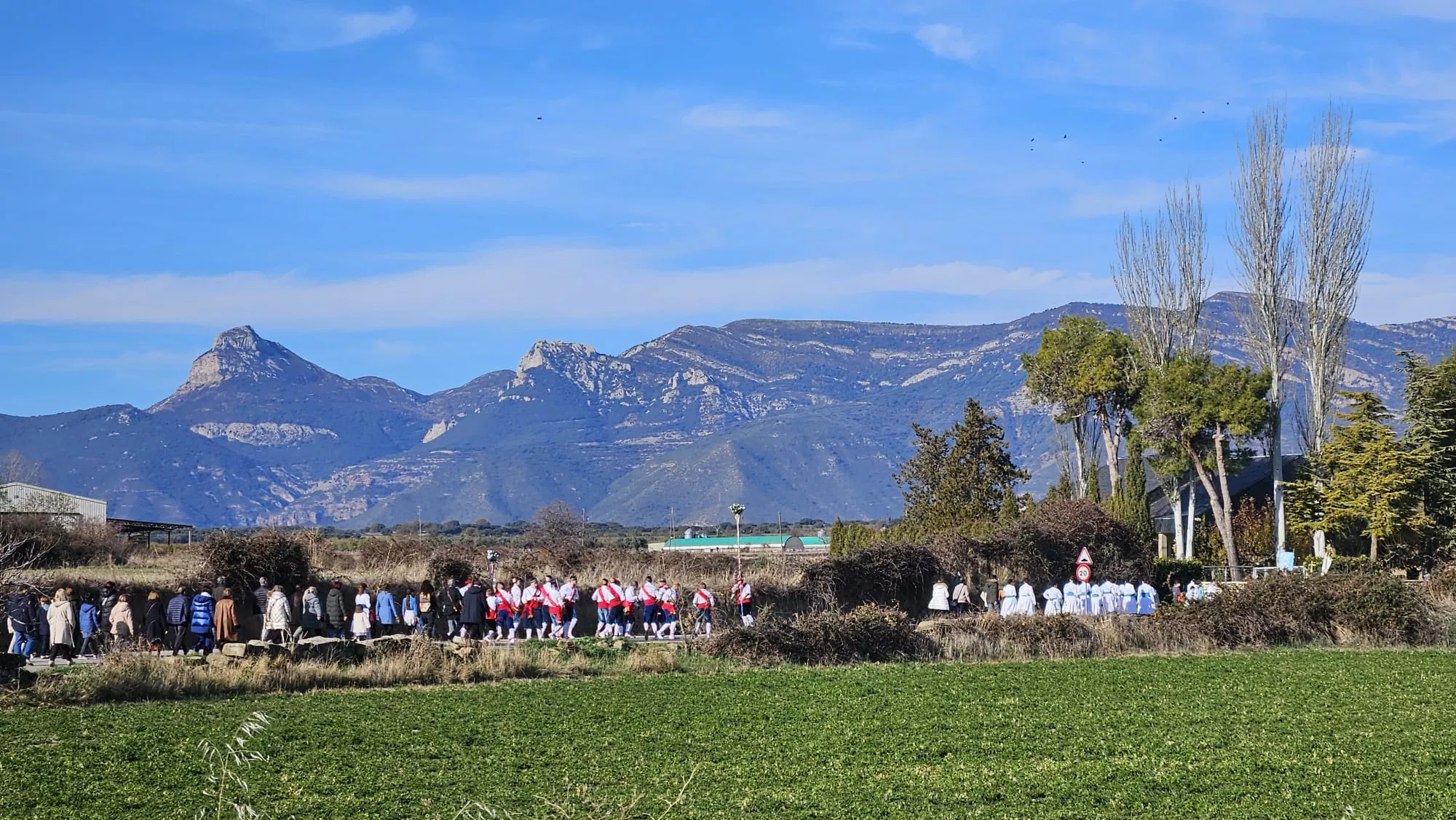  Danzantes de Apiés en la fiesta de la Inmaculada