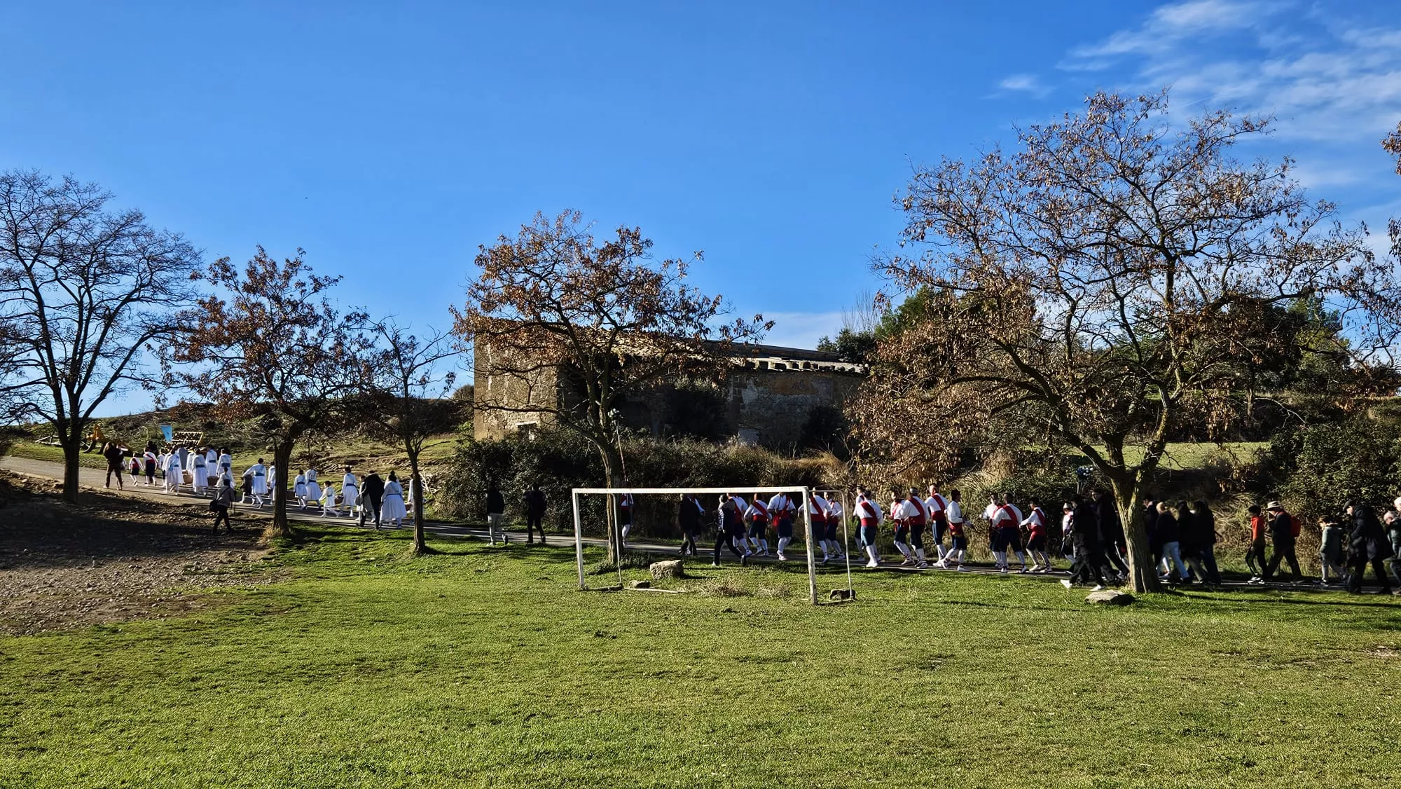 Danzantes de Apiés en la fiesta de la Inmaculada