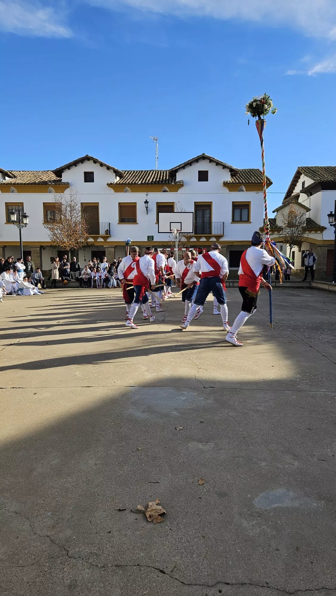  Danzantes de Apiés en la fiesta de la Inmaculada