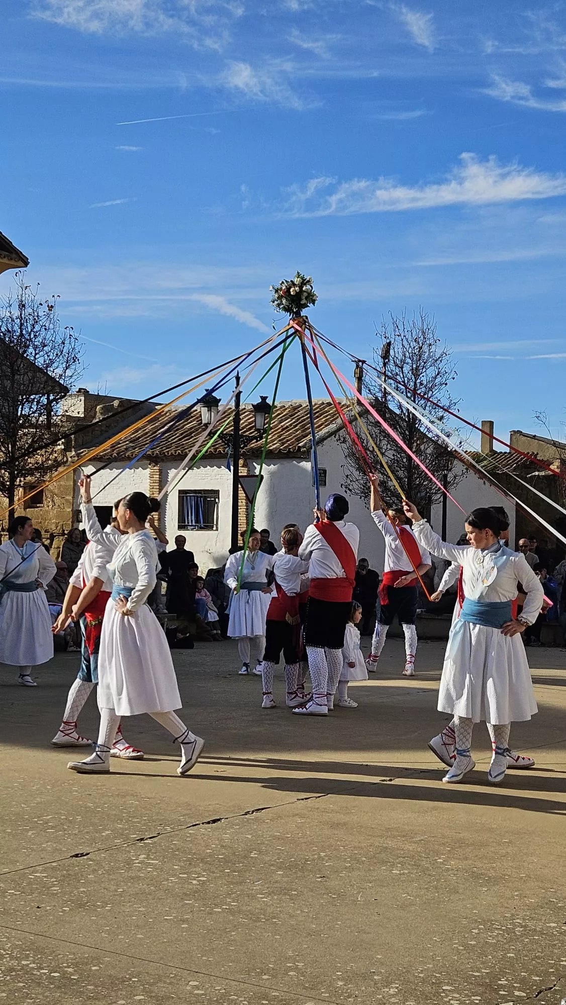  Danzantes de Apiés en la fiesta de la Inmaculada