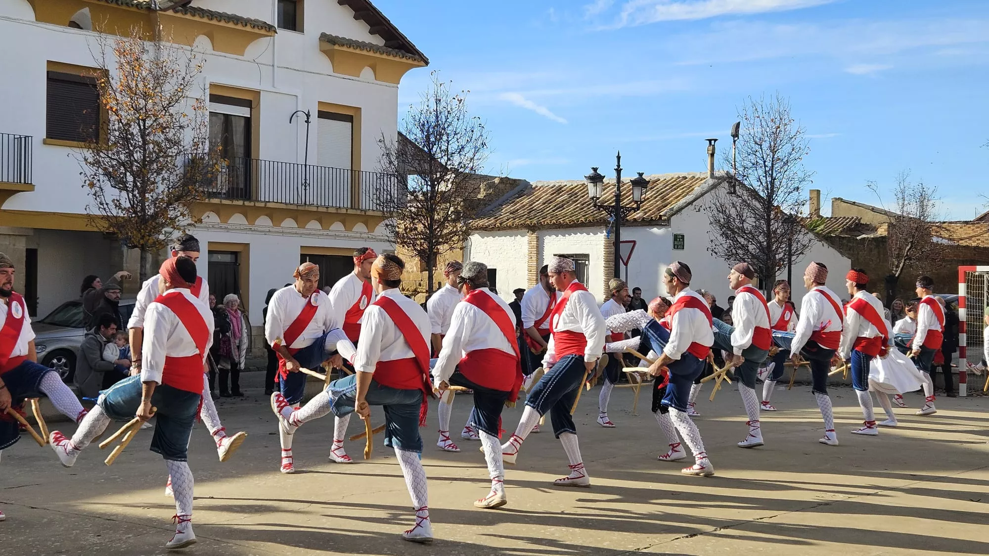  Danzantes de Apiés en la fiesta de la Inmaculada